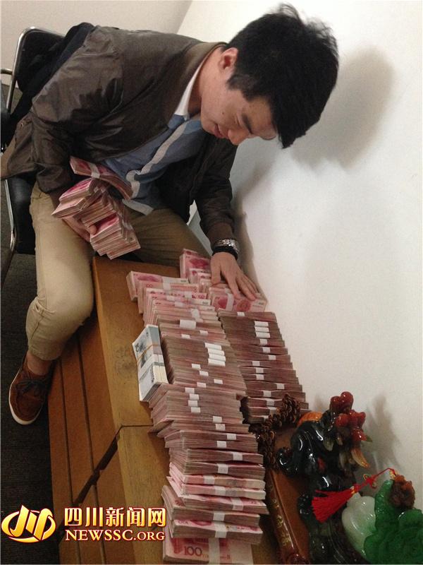 警方在犯罪嫌疑人手機(jī)中發(fā)現(xiàn)的照片，犯罪嫌疑人正在數(shù)騙來的贓款（警方提供）。