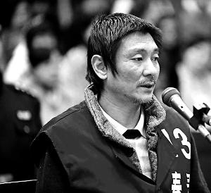 庭審時(shí)，鄭東稱自己想隨女兒一起去，請(qǐng)求法院判他死刑立即執(zhí)行