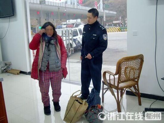 1月30日，衢州高速交警發(fā)現(xiàn)了徒步走在高速楓嶺關(guān)卡口的汪女士