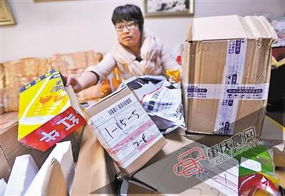 女子冒領鄰居快遞敲詐300元 將包裹內食物吃光 女子冒領鄰居快遞敲詐300元 將包裹內食物吃光