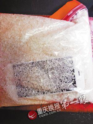 落水后，把手機放進大米里吸水