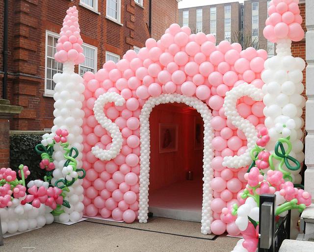 生日宴會入口處用氣球搭建成一個城堡模樣。
