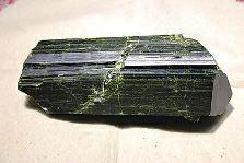 近日，商南縣奇石愛好者潘某在青山鎮(zhèn)鐵礦開采區(qū)發(fā)現(xiàn)一塊疑似綠簾石，有待相關(guān)專家和權(quán)威機(jī)構(gòu)認(rèn)定。