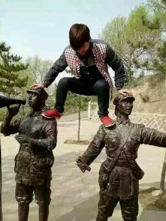 男子坐女紅軍雕像頭頂遭人肉 單位稱(chēng)其已辭職 男子坐女紅軍雕像頭頂遭人肉 單位稱(chēng)其已辭職