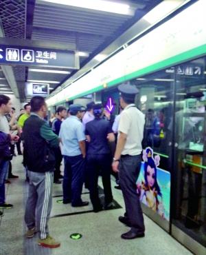 醉酒男不滿(mǎn)地鐵賣(mài)唱行為 扒車(chē)門(mén)攔停地鐵被帶走 醉酒男不滿(mǎn)地鐵賣(mài)唱行為 扒車(chē)門(mén)攔停地鐵被帶走