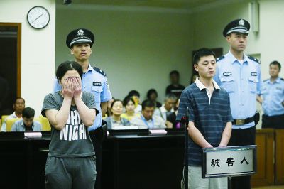 聽到判決，賈某（左）哭了起來。一直到被帶離法庭，夫妻倆沒說一句話