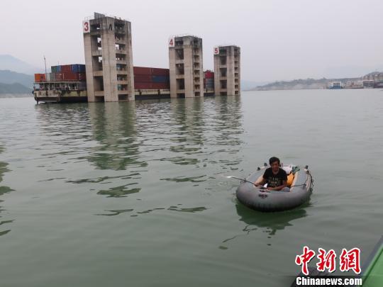 男子駕皮劃艇入三峽河段主航道茫然不知(圖) 男子駕皮劃艇入三峽河段主航道茫然不知(圖)