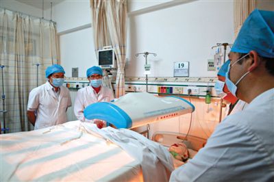 受傷醫(yī)生覃某正在進(jìn)行治療。昨日上午，醫(yī)生覃某在醫(yī)院乘電梯期間，被一名患者潑汽油并點(diǎn)燃，致重度燒傷。圖/CFP