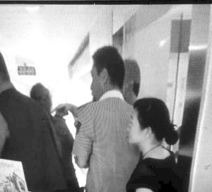 醫(yī)院人員將警務(wù)人員堵在玻璃門內(nèi) 視頻截圖 醫(yī)院人員將警務(wù)人員堵在玻璃門內(nèi) 視頻截圖