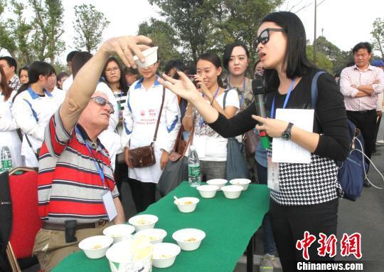 圖為外國友人品嘗揚州炒飯?！〈藜衙鳌z