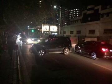 10月22日被推到路面的車攔住了公交車。（圖據(jù)網(wǎng)絡(luò)）