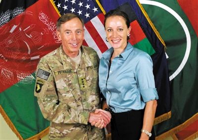 北約公布的一張彼得雷烏斯和布羅德韋爾握手的照片。