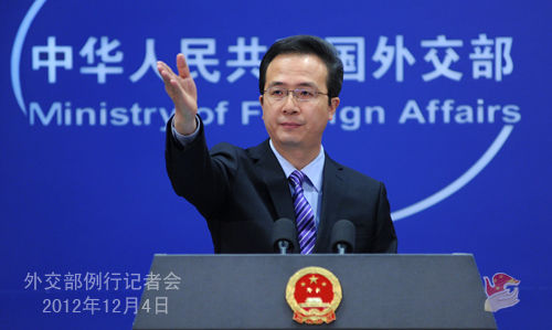 外交部發(fā)言人洪磊主持例行記者會。