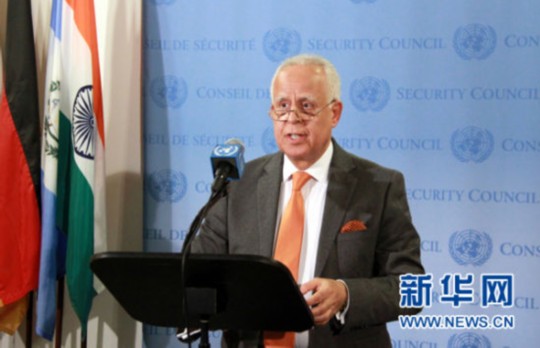 12月12日，在美國(guó)紐約聯(lián)合國(guó)總部，安理會(huì)本月輪值主席、摩洛哥常駐聯(lián)合國(guó)代表盧利什基向媒體宣讀聲明。聯(lián)合國(guó)安理會(huì)12日發(fā)表媒體聲明，對(duì)朝鮮發(fā)射衛(wèi)星的行為表示譴責(zé)。 新華社記者林瓊攝