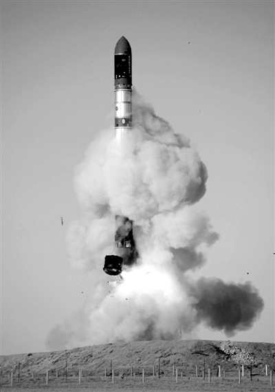 　2007年6月15日，俄羅斯在哈薩克斯坦的軍事場地試射一枚“RS-20”導(dǎo)彈。尚未有媒體公布新型固