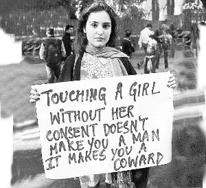 一名印度女孩抗議強(qiáng)奸暴行。