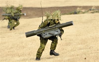 “作戰(zhàn)” 1月13日，日本自衛(wèi)隊(duì)一隊(duì)員在新年軍演中手持武器，發(fā)動進(jìn)攻。媒體尚未公布1月22日的美日聯(lián)合軍演圖片。