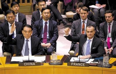 1月22日，紐約，中國常駐聯(lián)合國代表李保東舉手贊成通過對朝鮮制裁決議。