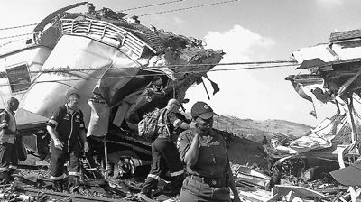 圖為救援人員在火車相撞事故現(xiàn)場忙碌。新華社發(fā)