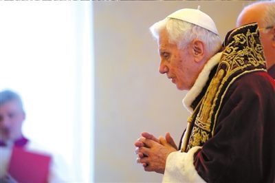 ?11日，本篤十六世出席主教會(huì)議，宣布將于本月28日退位。圖/CFP