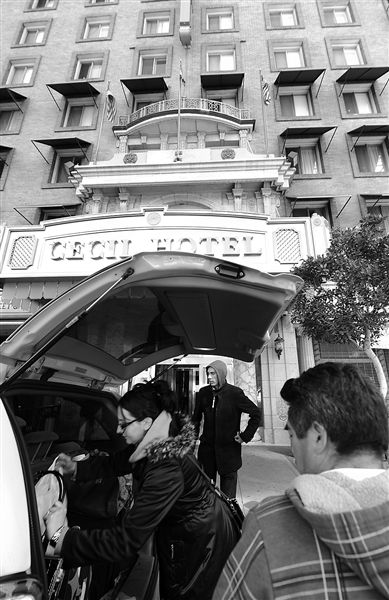 20日，美國洛杉磯，塞西爾酒店房客薩拜娜乘出租車離開酒店。由于擔心水質受到污染，目前已有27戶房客離開塞西爾酒店。