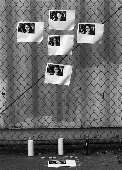 21日，美國洛杉磯，華裔女孩藍可兒遇害案件曝光后，一些人在塞西爾酒店附近擺放藍可兒的照片和蠟燭，紀念藍可兒。