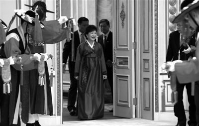 2月25日，韓國首爾，韓國首位女總統(tǒng)樸槿惠身著傳統(tǒng)韓服出席晚宴。