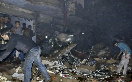 3月3日，在巴基斯坦南部城市卡拉奇，救援人員在爆炸現(xiàn)場(chǎng)工作。