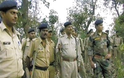 電視畫面顯示，大量警察在案發(fā)地搜查疑犯。