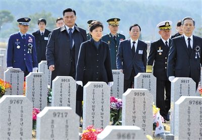 26日，韓國總統(tǒng)樸槿惠參加“天安”艦事件3周年紀(jì)念活動(dòng)，悼念在事件中身亡的韓國士兵。