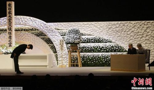 “3·11”東日本大地震兩周年紀(jì)念追悼儀式在東京舉行，日本明仁天皇與皇后、首相安倍晉三出席