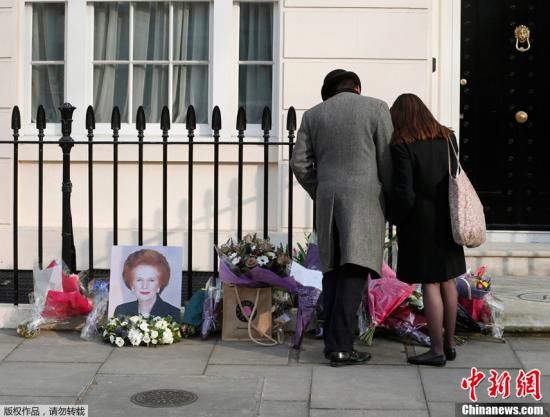 當(dāng)?shù)貢r(shí)間2013年4月8日，英國倫敦，民眾在英國前首相撒切爾夫人位于倫敦的住所前進(jìn)行悼念活動(dòng)。