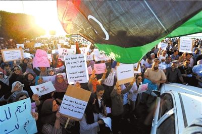 10日，利比亞首都的黎波里，當(dāng)?shù)厥忻裨诶葋喭饨徊客馐就?，抗議“政治隔離法”。圖/東方IC