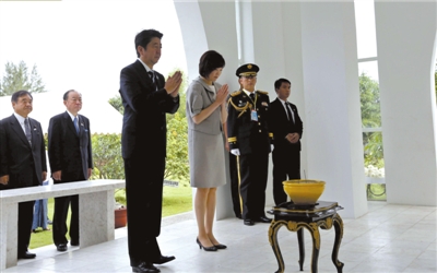 25日，緬甸仰光，安倍偕妻子參拜“二戰(zhàn)陣亡日軍墓”。圖/CFP