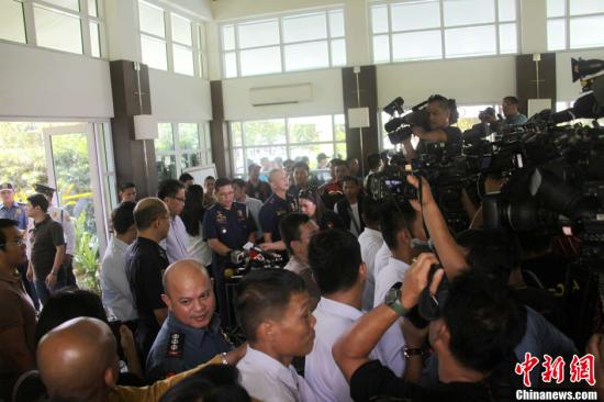 　　6月1日，菲律賓內(nèi)政部長羅哈斯在菲國家警察部隊司令普里斯馬等人陪同下召開記者會，介紹環(huán)球城公寓樓