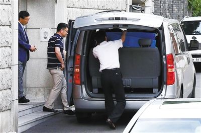 16日,為追征前總統(tǒng)全斗煥的非法資金,韓國檢察廳搜查其住宅和家族企業(yè)。