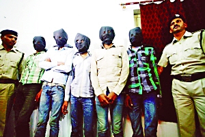 印度一個(gè)特別法庭20日宣布，判處卷入瑞士女游客遭輪奸案的6名男子終身監(jiān)禁。檢方對(duì)判決結(jié)果感到滿意，但表示不排除被告上訴可能。