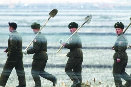 朝軍士兵前往田地支援地方建設。