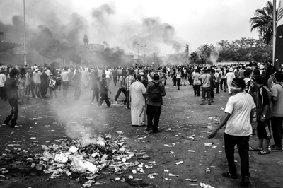 7月27日，在埃及首都開羅，穆爾西支持者同防暴警察發(fā)生沖突。新華社發(fā)