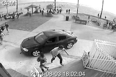 監(jiān)控錄像截屏圖：3日，美國(guó)洛杉磯市，一輛汽車沖進(jìn)威尼斯海灘棧道上的人群。圖/東方IC