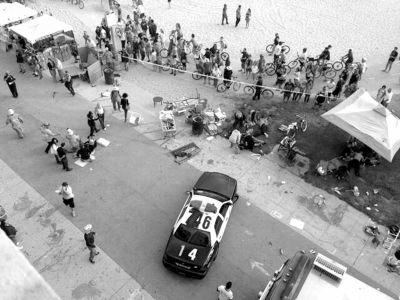 3日，美國(guó)洛杉磯，威尼斯海灘上血跡斑斑，警方正在調(diào)查。圖/東方IC