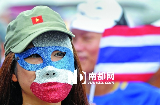 4日，一名泰國反政府人士頭戴面具在首都曼谷參加集會。