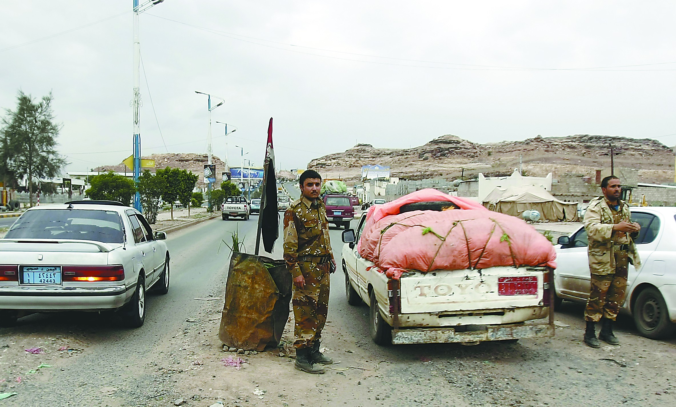 當(dāng)?shù)貢r間4日，在也門首都薩那，安全人員在通往美國大使館的路上設(shè)置檢查站檢查過往車輛。