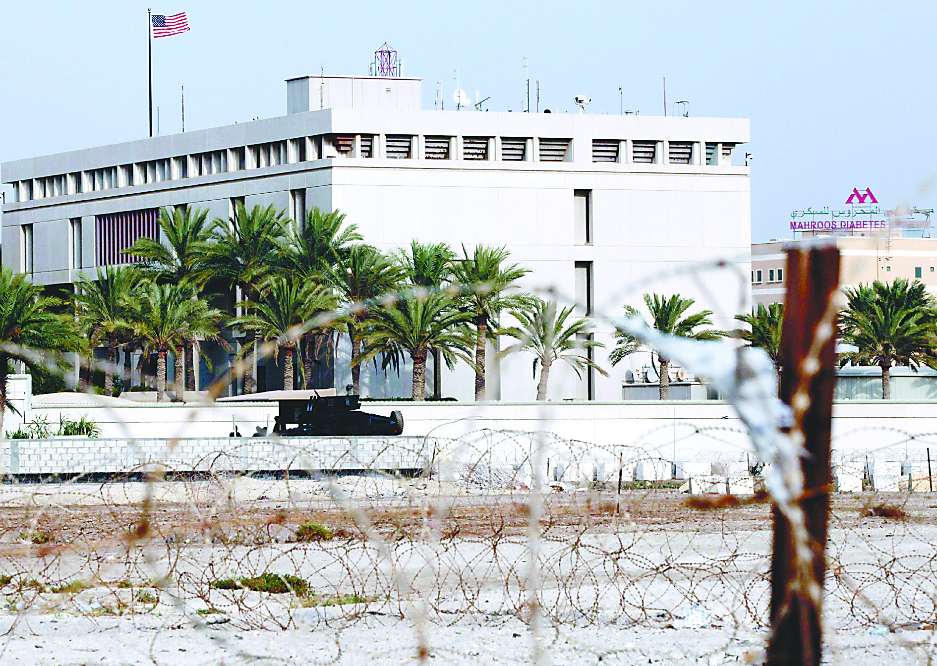 當(dāng)?shù)貢r間4日，在也門首都薩那，安全人員在通往美國大使館的路上設(shè)置檢查站檢查過往車輛。