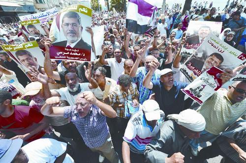 16日，穆爾西的支持者進(jìn)行“憤怒的星期五”大游行，抗議軍方清場行動(dòng)造成嚴(yán)重人員傷亡。