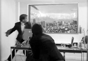 超高清屏幕上出現(xiàn)隕石撞擊城市樓群的場景，蒙在鼓里的求職者以為發(fā)生了真實的末日災難