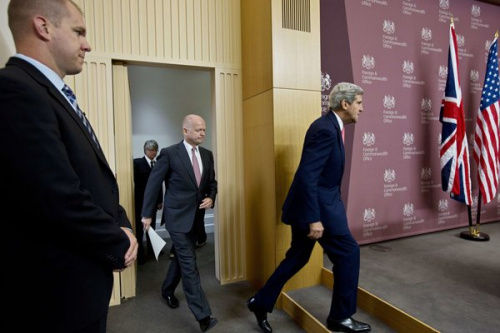 資料圖：美國國務卿約翰·克里與英國外交大臣威廉·黑格在倫敦。