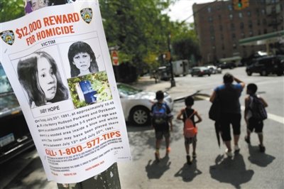 2013年7月23日，貼在紐約街頭的征詢線索傳單，這天是“希望寶寶”被發(fā)現(xiàn)遇害的日子，每年這天警方都