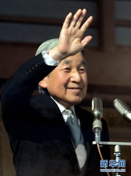 當(dāng)?shù)貢r(shí)間12月23日，在位于日本東京的皇宮，日本明仁天皇向民眾致意。