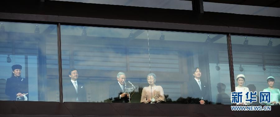 當(dāng)?shù)貢r(shí)間12月23日，在位于日本東京的皇宮，日本明仁天皇在皇族的陪同下發(fā)表生日感言。